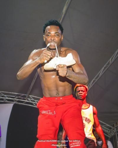 Un artiste en spectacle torse nu sur scène
