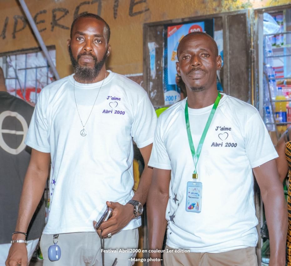 Deux jeunes organisateurs en t-shirt « J’aime Abri 2000 »