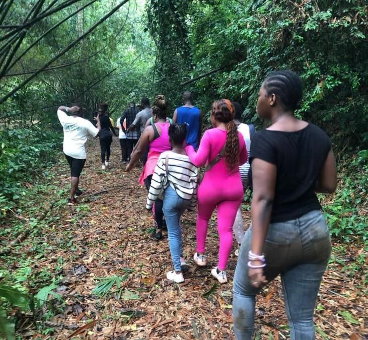 Les participants marchent sur un sentier en forêt du Banco